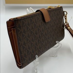 MICHAEL KORS LG DOUBLE ZIP WRISTLET BROWN